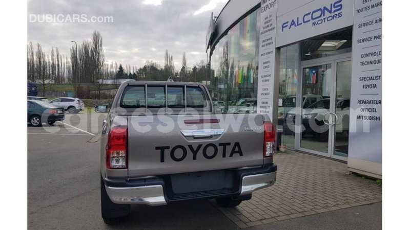Big with watermark toyota hilux east mahe import dubai 5584
