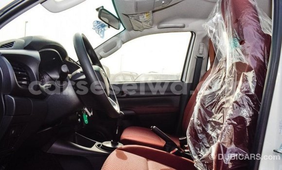 Acheter Import Voiture Toyota Hilux Blanc à Import - Dubai, East Mahé Acheter Import Voiture Toyota Hilux Blanc à Import - Dubai, East Mahé