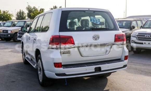 Acheter Import Voiture Toyota Land Cruiser Blanc à Import - Dubai, East Mahé Acheter Import Voiture Toyota Land Cruiser Blanc à Import - Dubai, East Mahé