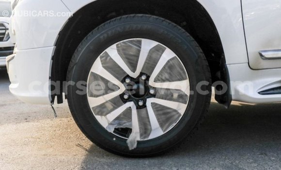 Acheter Import Voiture Toyota Land Cruiser Blanc à Import - Dubai, East Mahé Acheter Import Voiture Toyota Land Cruiser Blanc à Import - Dubai, East Mahé