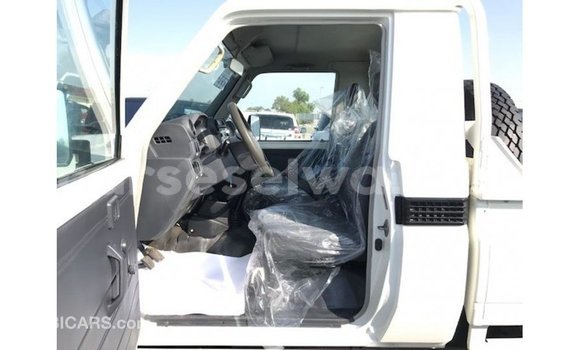 Buy Import Toyota Land Cruiser White Car in Import - Dubai in East Mahé Buy Import Toyota Land Cruiser White Car in Import - Dubai in East Mahé