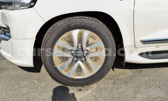 Acheter Import Voiture Toyota Land Cruiser Blanc à Import - Dubai, East Mahé Acheter Import Voiture Toyota Land Cruiser Blanc à Import - Dubai, East Mahé
