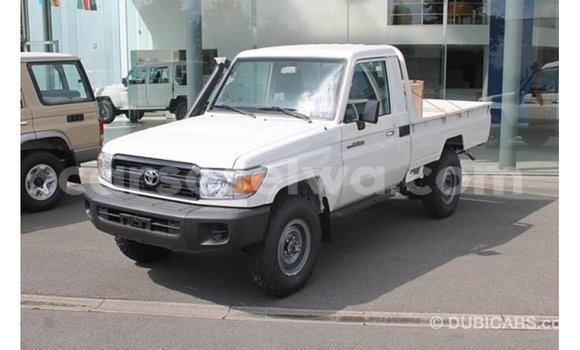 Acheter Import Voiture Toyota Land Cruiser Blanc à Import - Dubai, East Mahé Acheter Import Voiture Toyota Land Cruiser Blanc à Import - Dubai, East Mahé