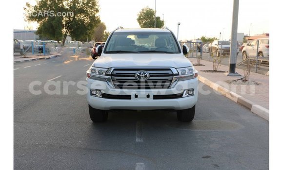 Acheter Import Voiture Toyota Land Cruiser Blanc à Import - Dubai, East Mahé Acheter Import Voiture Toyota Land Cruiser Blanc à Import - Dubai, East Mahé