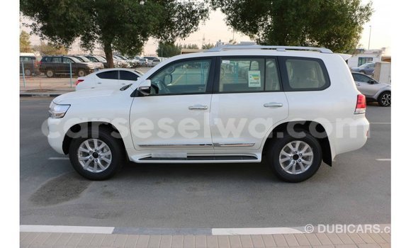 Acheter Import Voiture Toyota Land Cruiser Blanc à Import - Dubai, East Mahé Acheter Import Voiture Toyota Land Cruiser Blanc à Import - Dubai, East Mahé