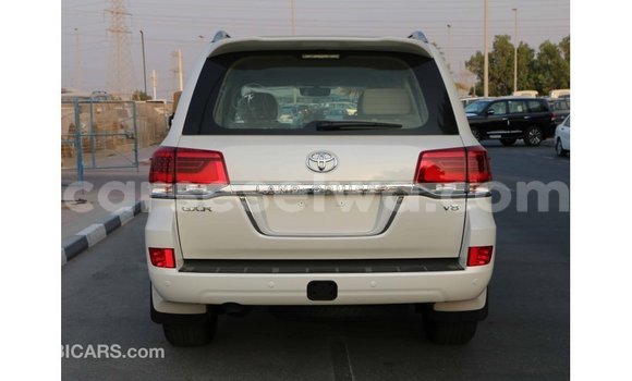 Acheter Import Voiture Toyota Land Cruiser Blanc à Import - Dubai, East Mahé Acheter Import Voiture Toyota Land Cruiser Blanc à Import - Dubai, East Mahé