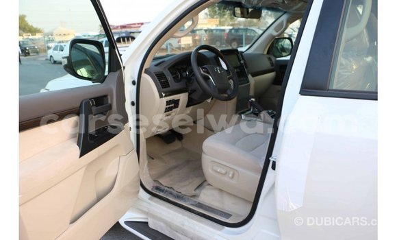 Acheter Import Voiture Toyota Land Cruiser Blanc à Import - Dubai, East Mahé Acheter Import Voiture Toyota Land Cruiser Blanc à Import - Dubai, East Mahé