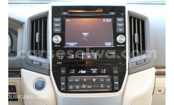 Acheter Import Voiture Toyota Land Cruiser Blanc à Import - Dubai, East Mahé Acheter Import Voiture Toyota Land Cruiser Blanc à Import - Dubai, East Mahé