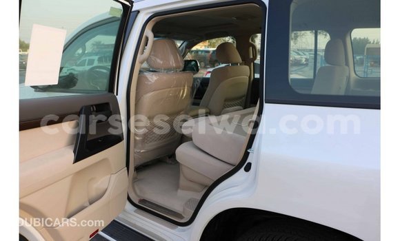Acheter Import Voiture Toyota Land Cruiser Blanc à Import - Dubai, East Mahé Acheter Import Voiture Toyota Land Cruiser Blanc à Import - Dubai, East Mahé