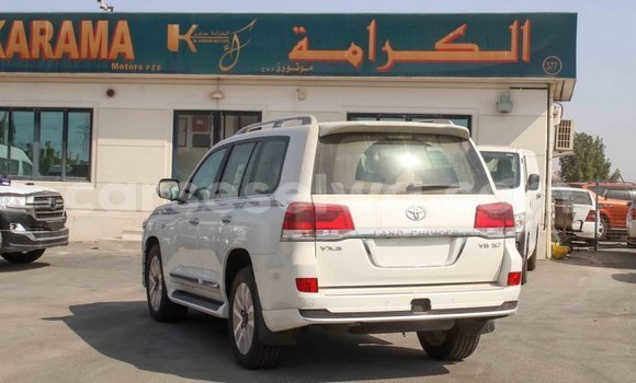 Acheter Import Voiture Toyota Land Cruiser Blanc à Import - Dubai, East Mahé Acheter Import Voiture Toyota Land Cruiser Blanc à Import - Dubai, East Mahé