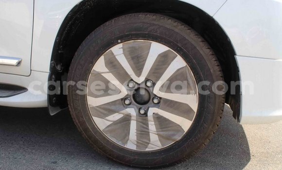 Acheter Import Voiture Toyota Land Cruiser Blanc à Import - Dubai, East Mahé Acheter Import Voiture Toyota Land Cruiser Blanc à Import - Dubai, East Mahé