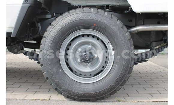 Acheter Import Voiture Toyota Land Cruiser Blanc à Import - Dubai, East Mahé Acheter Import Voiture Toyota Land Cruiser Blanc à Import - Dubai, East Mahé