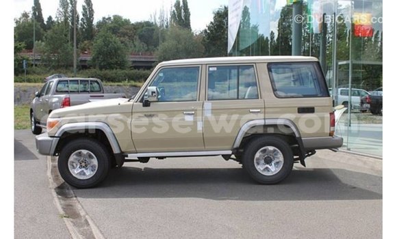 Buy Import Toyota Land Cruiser Beige Car in Import - Dubai in East Mahé Buy Import Toyota Land Cruiser Beige Car in Import - Dubai in East Mahé