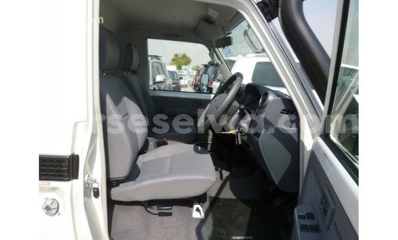 Buy Import Toyota Land Cruiser White Car in Import - Dubai in East Mahé Buy Import Toyota Land Cruiser White Car in Import - Dubai in East Mahé