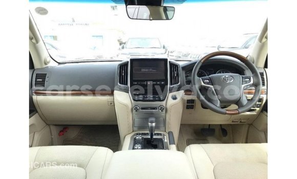 Buy Import Toyota Land Cruiser White Car in Import - Dubai in East Mahé Buy Import Toyota Land Cruiser White Car in Import - Dubai in East Mahé