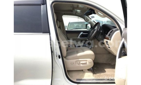 Buy Import Toyota Land Cruiser White Car in Import - Dubai in East Mahé Buy Import Toyota Land Cruiser White Car in Import - Dubai in East Mahé
