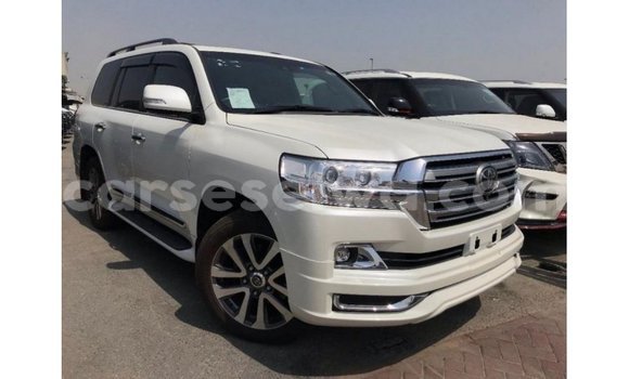 Acheter Import Voiture Toyota Land Cruiser Blanc à Import - Dubai, East Mahé Acheter Import Voiture Toyota Land Cruiser Blanc à Import - Dubai, East Mahé