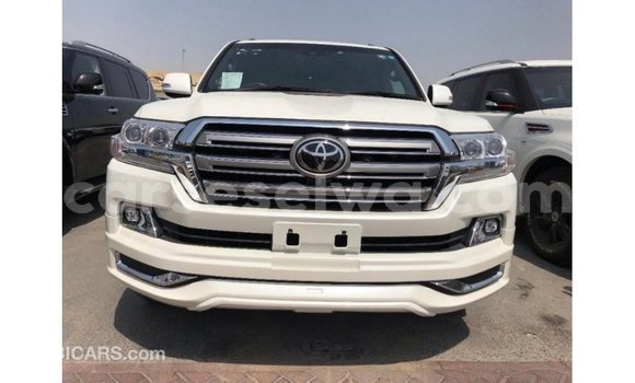 Acheter Import Voiture Toyota Land Cruiser Blanc à Import - Dubai, East Mahé Acheter Import Voiture Toyota Land Cruiser Blanc à Import - Dubai, East Mahé