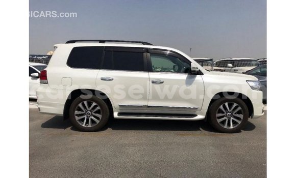 Acheter Import Voiture Toyota Land Cruiser Blanc à Import - Dubai, East Mahé Acheter Import Voiture Toyota Land Cruiser Blanc à Import - Dubai, East Mahé