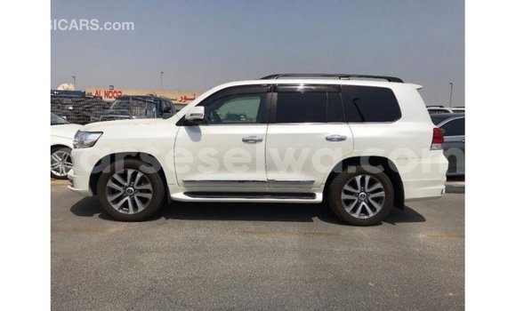 Acheter Import Voiture Toyota Land Cruiser Blanc à Import - Dubai, East Mahé Acheter Import Voiture Toyota Land Cruiser Blanc à Import - Dubai, East Mahé