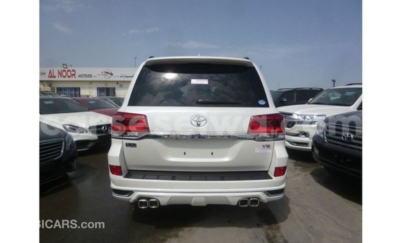 Buy Import Toyota Land Cruiser White Car in Import - Dubai in East Mahé Buy Import Toyota Land Cruiser White Car in Import - Dubai in East Mahé