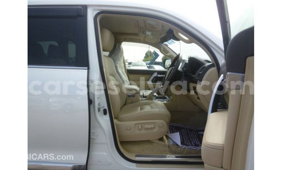 Buy Import Toyota Land Cruiser White Car in Import - Dubai in East Mahé Buy Import Toyota Land Cruiser White Car in Import - Dubai in East Mahé