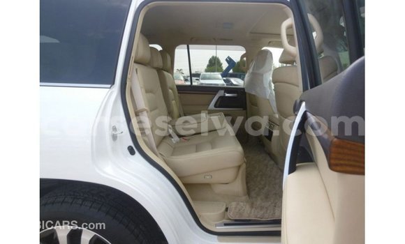 Buy Import Toyota Land Cruiser White Car in Import - Dubai in East Mahé Buy Import Toyota Land Cruiser White Car in Import - Dubai in East Mahé