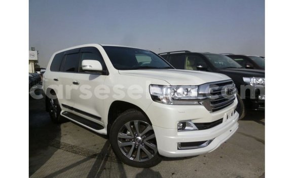 Buy Import Toyota Land Cruiser White Car in Import - Dubai in East Mahé Buy Import Toyota Land Cruiser White Car in Import - Dubai in East Mahé