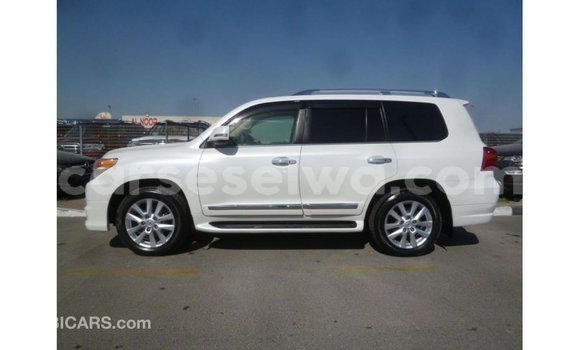 Buy Import Toyota Land Cruiser White Car in Import - Dubai in East Mahé Buy Import Toyota Land Cruiser White Car in Import - Dubai in East Mahé