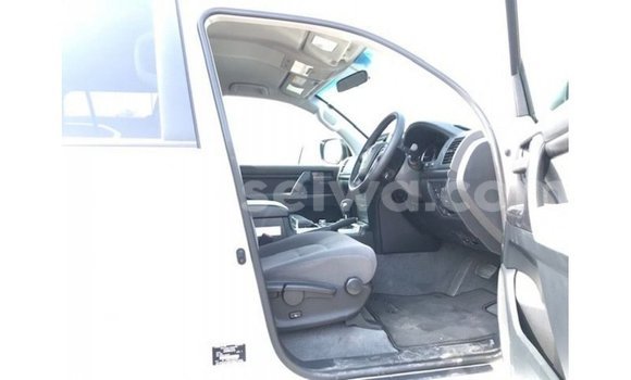 Buy Import Toyota Land Cruiser White Car in Import - Dubai in East Mahé Buy Import Toyota Land Cruiser White Car in Import - Dubai in East Mahé