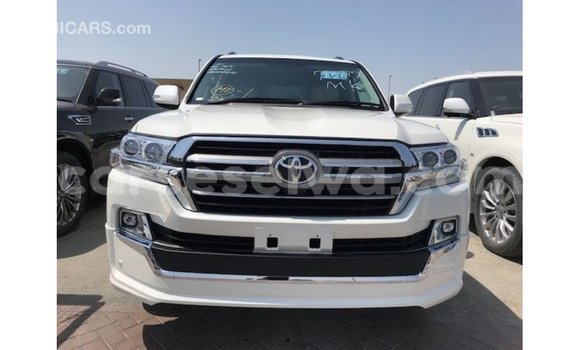 Acheter Import Voiture Toyota Land Cruiser Blanc à Import - Dubai, East Mahé Acheter Import Voiture Toyota Land Cruiser Blanc à Import - Dubai, East Mahé