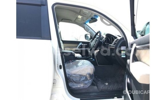 Acheter Import Voiture Toyota Land Cruiser Blanc à Import - Dubai, East Mahé Acheter Import Voiture Toyota Land Cruiser Blanc à Import - Dubai, East Mahé