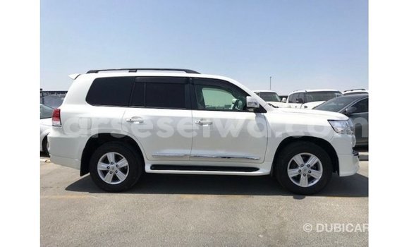 Acheter Import Voiture Toyota Land Cruiser Blanc à Import - Dubai, East Mahé Acheter Import Voiture Toyota Land Cruiser Blanc à Import - Dubai, East Mahé