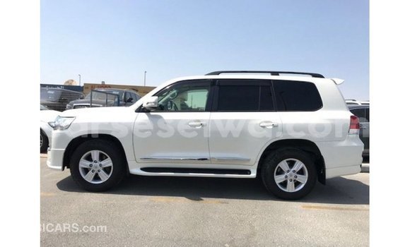 Acheter Import Voiture Toyota Land Cruiser Blanc à Import - Dubai, East Mahé Acheter Import Voiture Toyota Land Cruiser Blanc à Import - Dubai, East Mahé