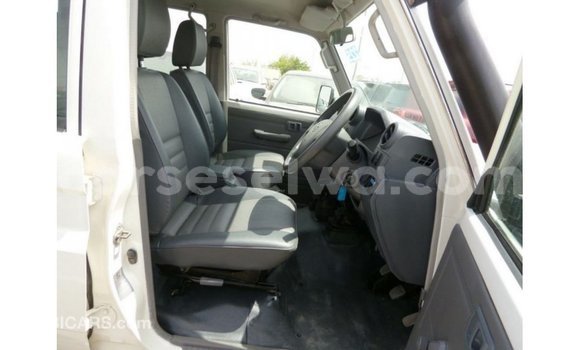 Buy Import Toyota Land Cruiser White Car in Import - Dubai in East Mahé Buy Import Toyota Land Cruiser White Car in Import - Dubai in East Mahé