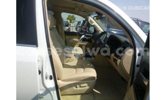 Acheter Import Voiture Toyota Land Cruiser Blanc à Import - Dubai, East Mahé Acheter Import Voiture Toyota Land Cruiser Blanc à Import - Dubai, East Mahé