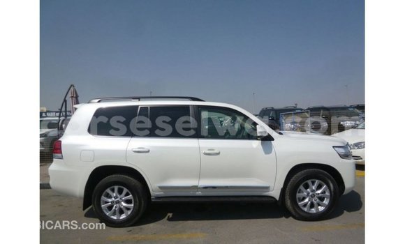 Acheter Import Voiture Toyota Land Cruiser Blanc à Import - Dubai, East Mahé Acheter Import Voiture Toyota Land Cruiser Blanc à Import - Dubai, East Mahé