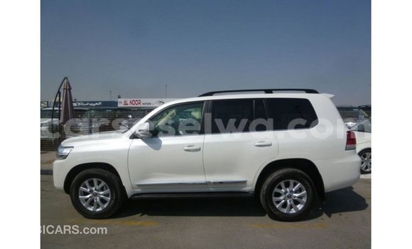 Acheter Import Voiture Toyota Land Cruiser Blanc à Import - Dubai, East Mahé Acheter Import Voiture Toyota Land Cruiser Blanc à Import - Dubai, East Mahé