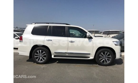 Buy Import Toyota Land Cruiser White Car in Import - Dubai in East Mahé Buy Import Toyota Land Cruiser White Car in Import - Dubai in East Mahé