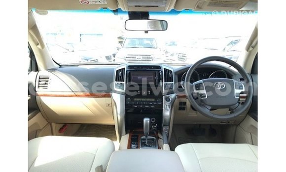 Buy Import Toyota Land Cruiser White Car in Import - Dubai in East Mahé Buy Import Toyota Land Cruiser White Car in Import - Dubai in East Mahé