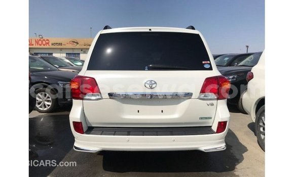Buy Import Toyota Land Cruiser White Car in Import - Dubai in East Mahé Buy Import Toyota Land Cruiser White Car in Import - Dubai in East Mahé