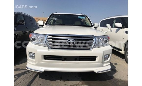 Buy Import Toyota Land Cruiser White Car in Import - Dubai in East Mahé Buy Import Toyota Land Cruiser White Car in Import - Dubai in East Mahé