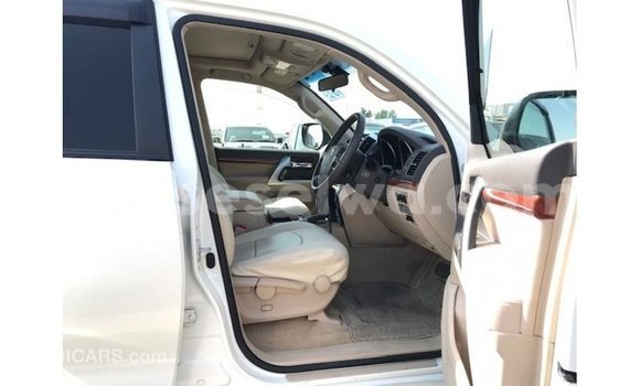 Buy Import Toyota Land Cruiser White Car in Import - Dubai in East Mahé Buy Import Toyota Land Cruiser White Car in Import - Dubai in East Mahé