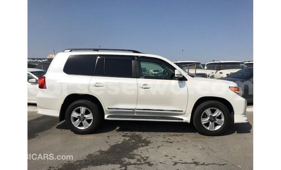 Buy Import Toyota Land Cruiser White Car in Import - Dubai in East Mahé Buy Import Toyota Land Cruiser White Car in Import - Dubai in East Mahé