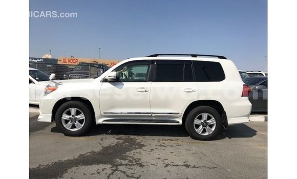 Buy Import Toyota Land Cruiser White Car in Import - Dubai in East Mahé Buy Import Toyota Land Cruiser White Car in Import - Dubai in East Mahé