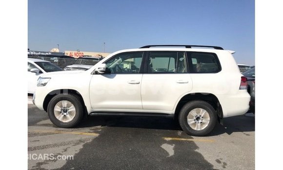 Acheter Import Voiture Toyota Land Cruiser Blanc à Import - Dubai, East Mahé Acheter Import Voiture Toyota Land Cruiser Blanc à Import - Dubai, East Mahé