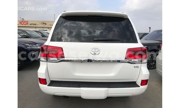 Buy Import Toyota Land Cruiser White Car in Import - Dubai in East Mahé Buy Import Toyota Land Cruiser White Car in Import - Dubai in East Mahé