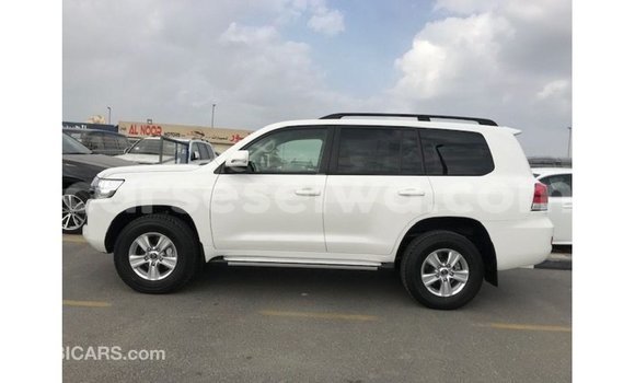 Buy Import Toyota Land Cruiser White Car in Import - Dubai in East Mahé Buy Import Toyota Land Cruiser White Car in Import - Dubai in East Mahé