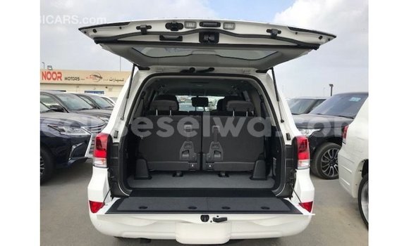 Buy Import Toyota Land Cruiser White Car in Import - Dubai in East Mahé Buy Import Toyota Land Cruiser White Car in Import - Dubai in East Mahé