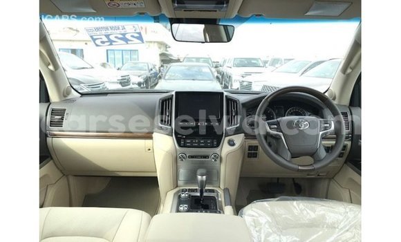 Buy Import Toyota Land Cruiser White Car in Import - Dubai in East Mahé Buy Import Toyota Land Cruiser White Car in Import - Dubai in East Mahé